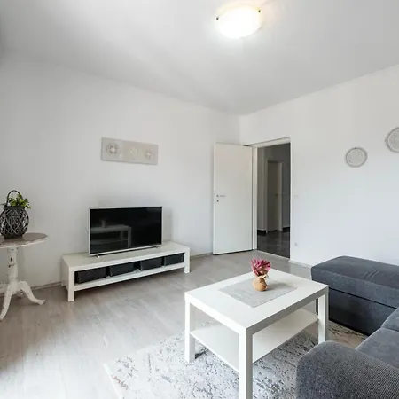 Apartament Mirna *